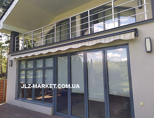 Локтевая маркиза с козырьком на доме Локтевая маркиза с козырьком на доме