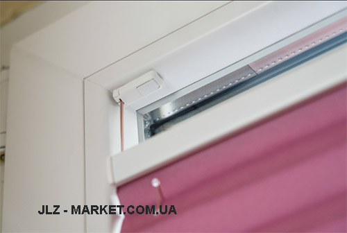 Магнитная фиксация в шторе плиссе Cosiflor Магнитная фиксация в шторе плиссе Cosiflor